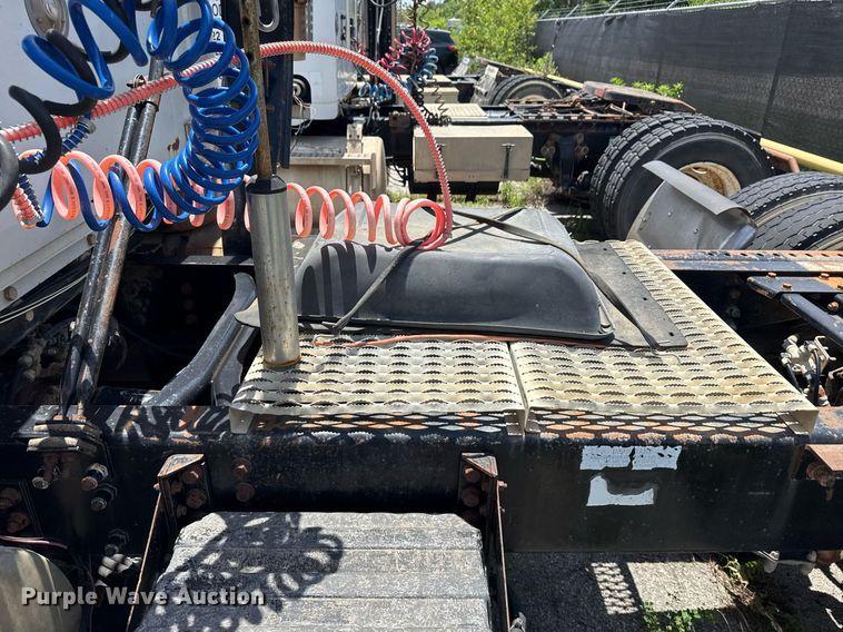 image for item DS3765 1996 Volvo WG semi truck