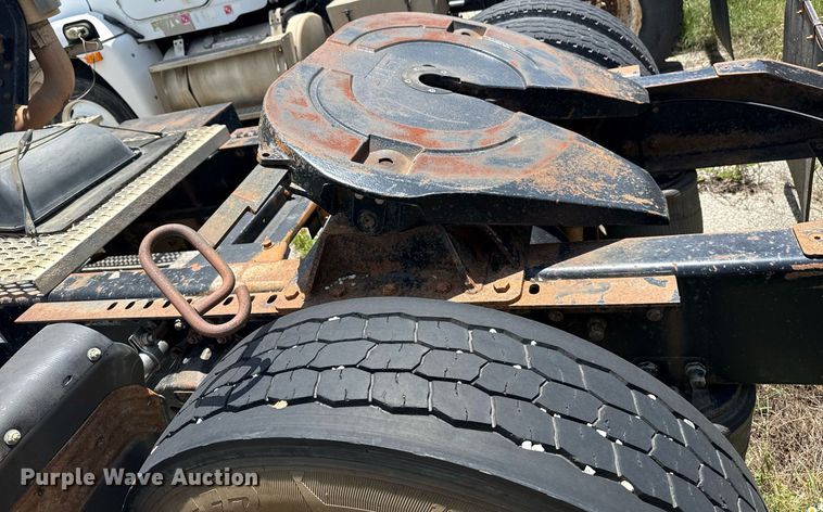 image for item DS3765 1996 Volvo WG semi truck