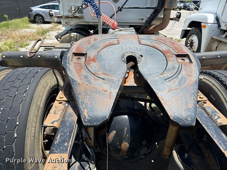 image for item DS3765 1996 Volvo WG semi truck