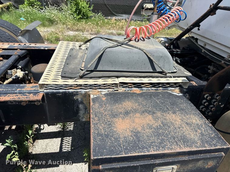 image for item DS3765 1996 Volvo WG semi truck