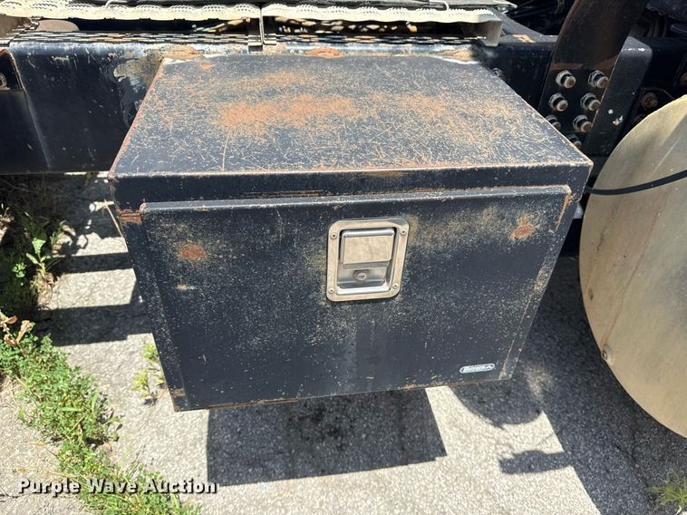 image for item DS3765 1996 Volvo WG semi truck