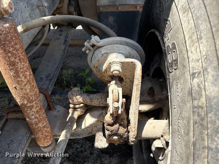 image for item DS3765 1996 Volvo WG semi truck