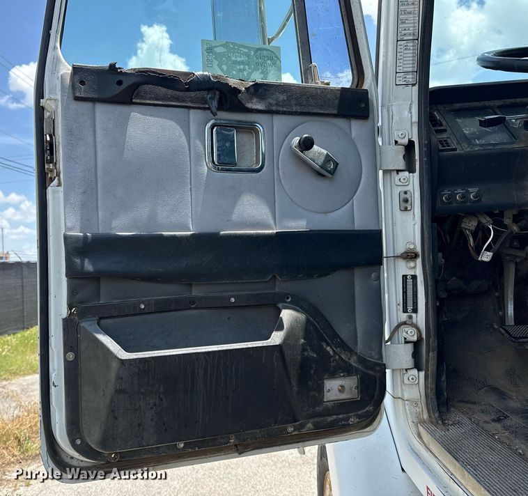 image for item DS3765 1996 Volvo WG semi truck