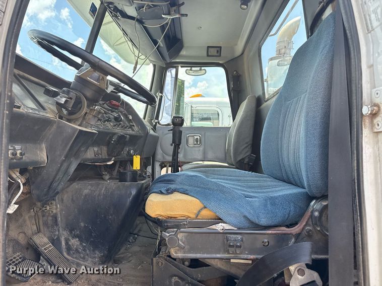 image for item DS3765 1996 Volvo WG semi truck