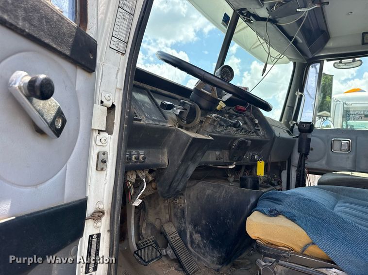 image for item DS3765 1996 Volvo WG semi truck