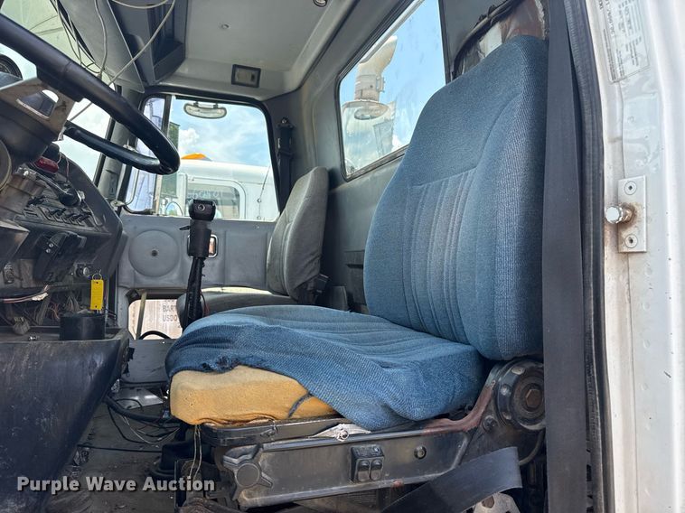 image for item DS3765 1996 Volvo WG semi truck