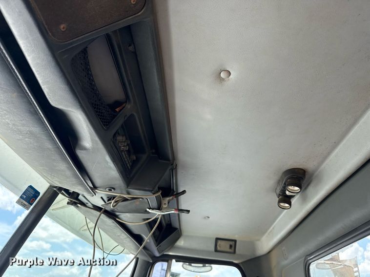 image for item DS3765 1996 Volvo WG semi truck