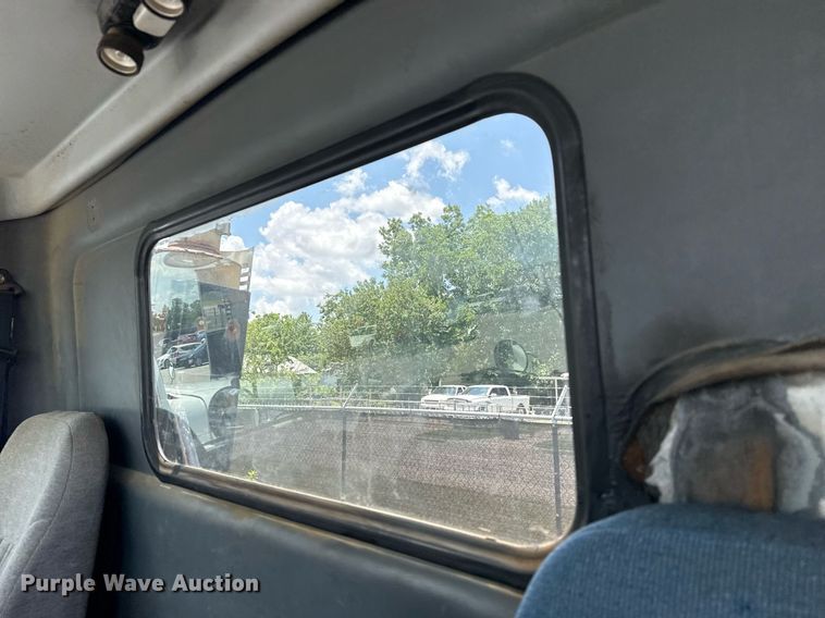 image for item DS3765 1996 Volvo WG semi truck