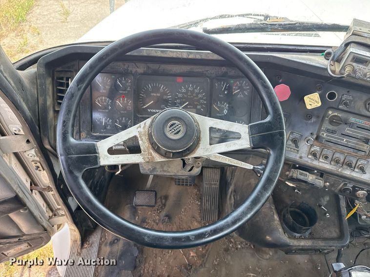 image for item DS3765 1996 Volvo WG semi truck