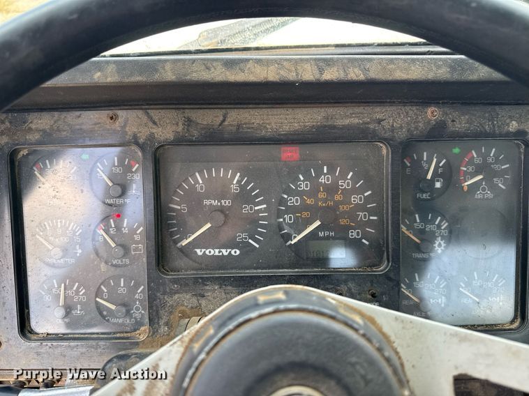 image for item DS3765 1996 Volvo WG semi truck