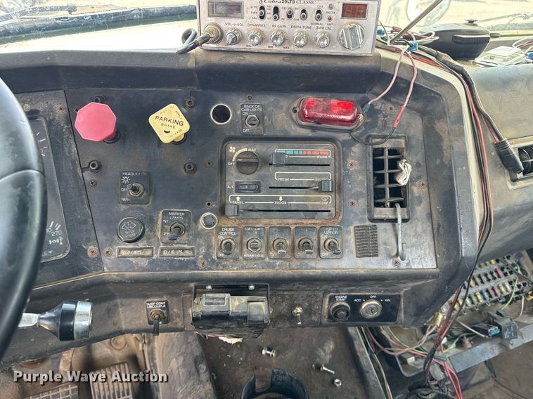 image for item DS3765 1996 Volvo WG semi truck