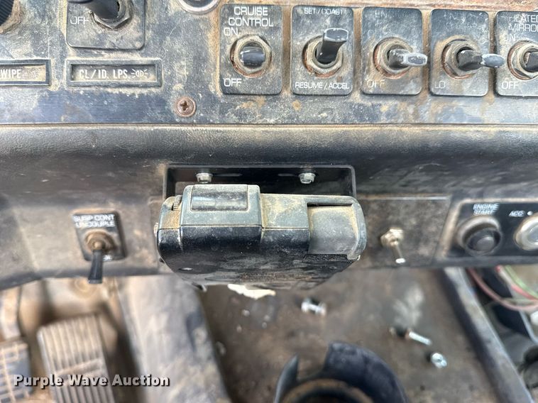 image for item DS3765 1996 Volvo WG semi truck