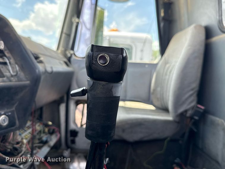 image for item DS3765 1996 Volvo WG semi truck