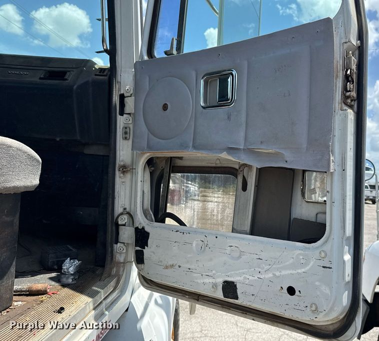 image for item DS3765 1996 Volvo WG semi truck