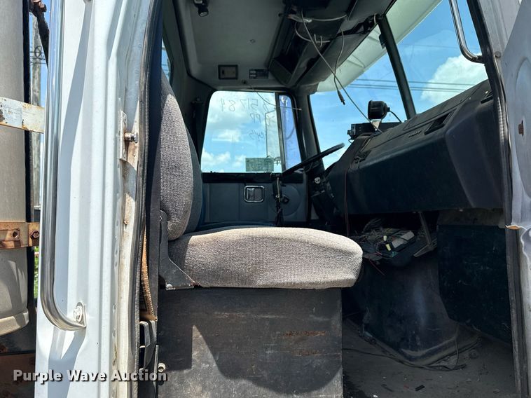 image for item DS3765 1996 Volvo WG semi truck