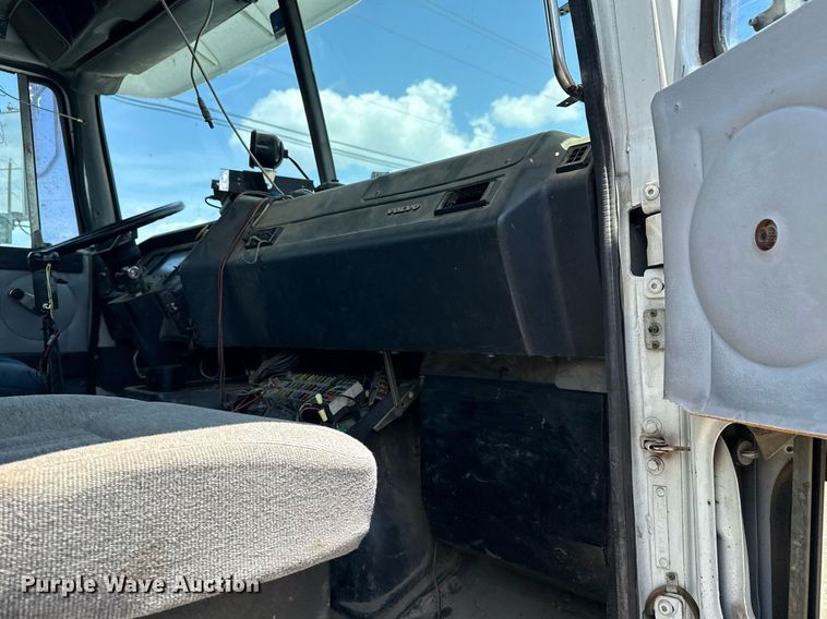 image for item DS3765 1996 Volvo WG semi truck