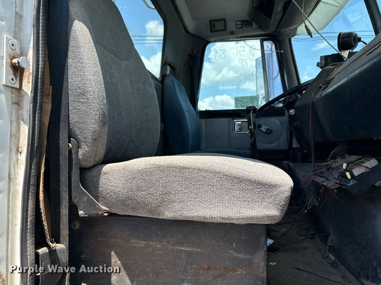 image for item DS3765 1996 Volvo WG semi truck