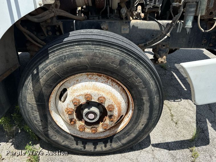 image for item DS3765 1996 Volvo WG semi truck