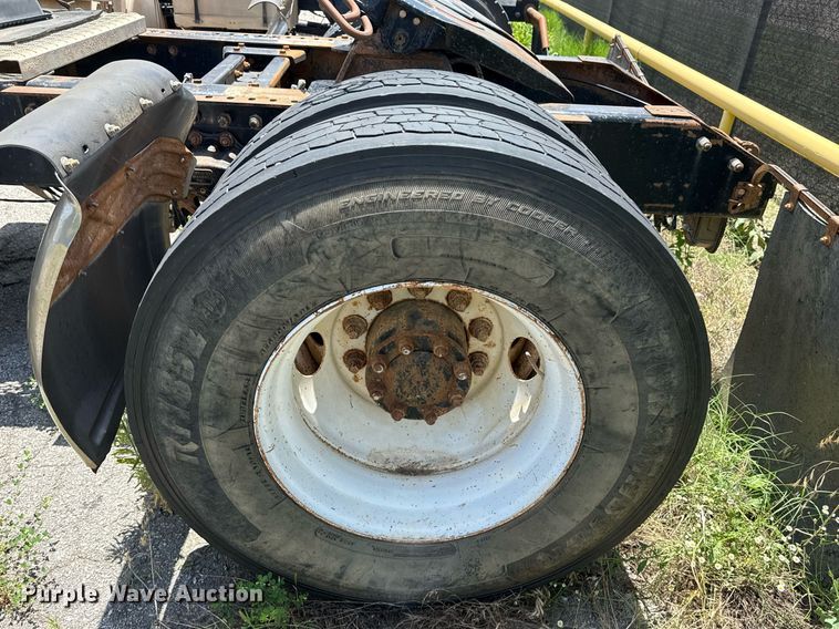 image for item DS3765 1996 Volvo WG semi truck