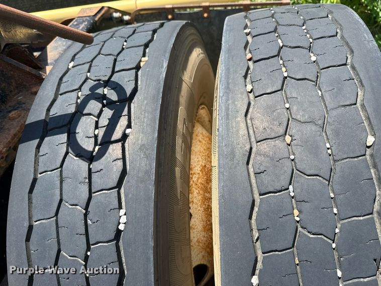 image for item DS3765 1996 Volvo WG semi truck