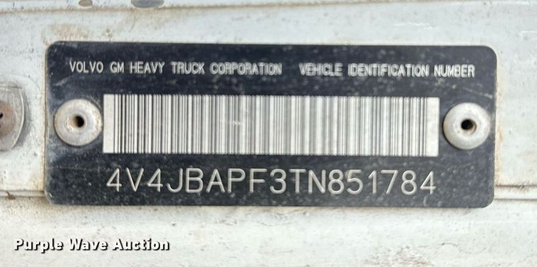 image for item DS3765 1996 Volvo WG semi truck