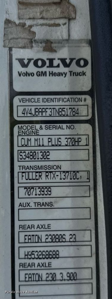 image for item DS3765 1996 Volvo WG semi truck