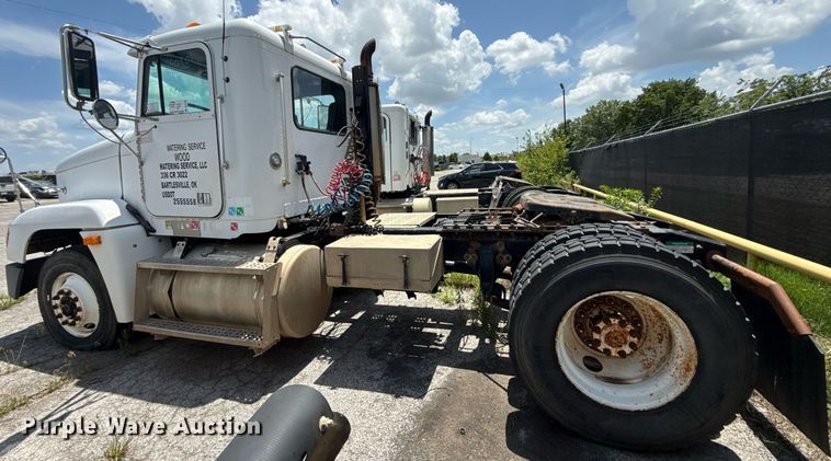 image for item DS3766 1997 Freightliner FLD120 semi truck