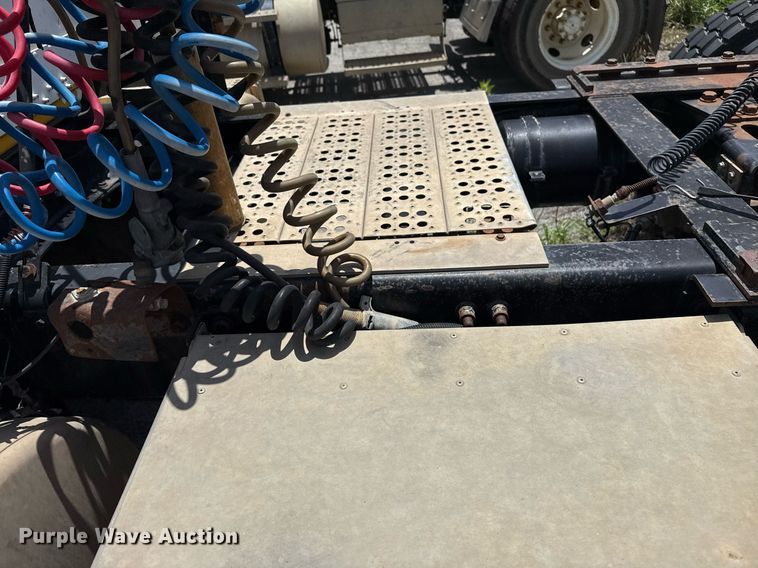 image for item DS3766 1997 Freightliner FLD120 semi truck