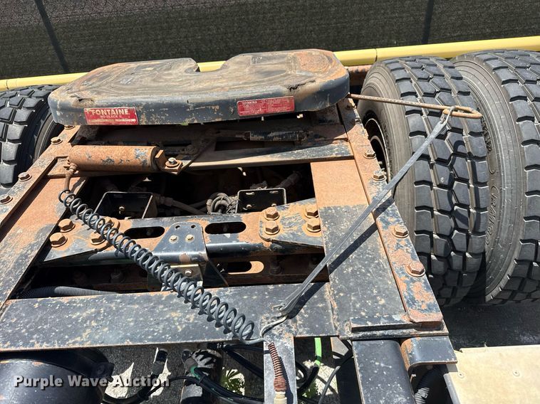 image for item DS3766 1997 Freightliner FLD120 semi truck