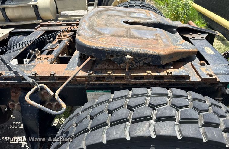 image for item DS3766 1997 Freightliner FLD120 semi truck