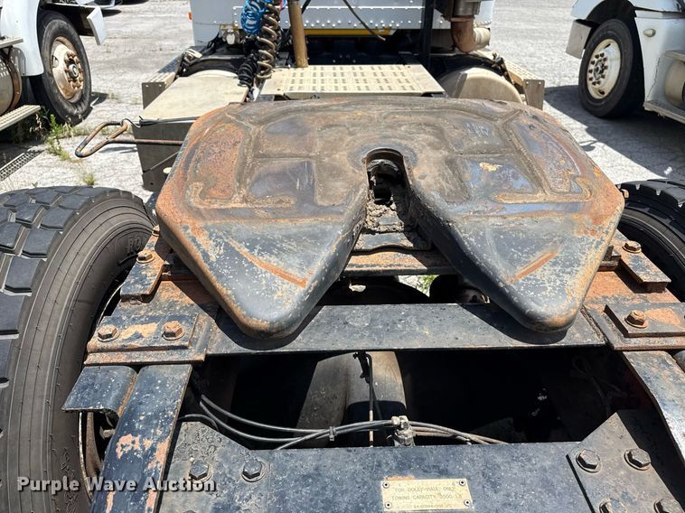 image for item DS3766 1997 Freightliner FLD120 semi truck