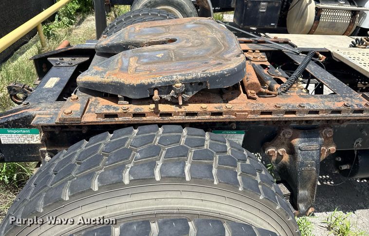 image for item DS3766 1997 Freightliner FLD120 semi truck