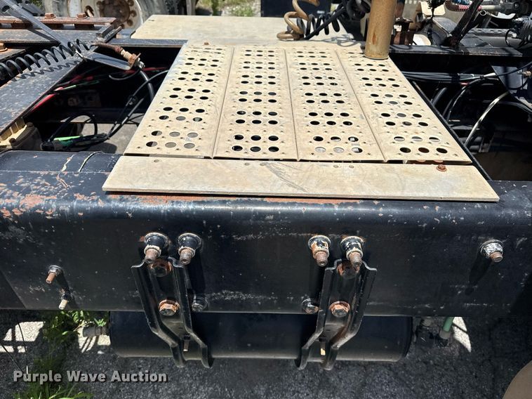 image for item DS3766 1997 Freightliner FLD120 semi truck