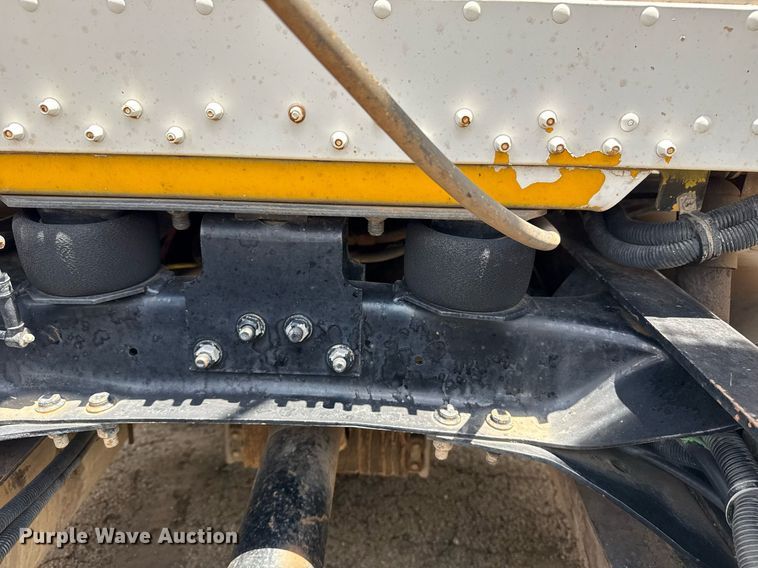 image for item DS3766 1997 Freightliner FLD120 semi truck