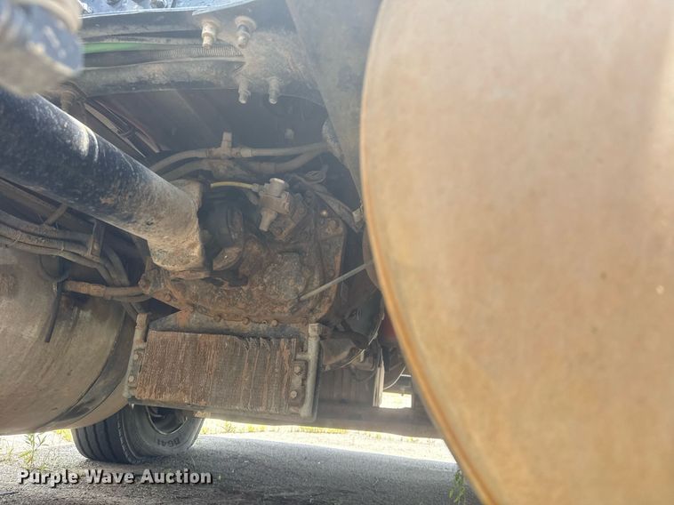 image for item DS3766 1997 Freightliner FLD120 semi truck