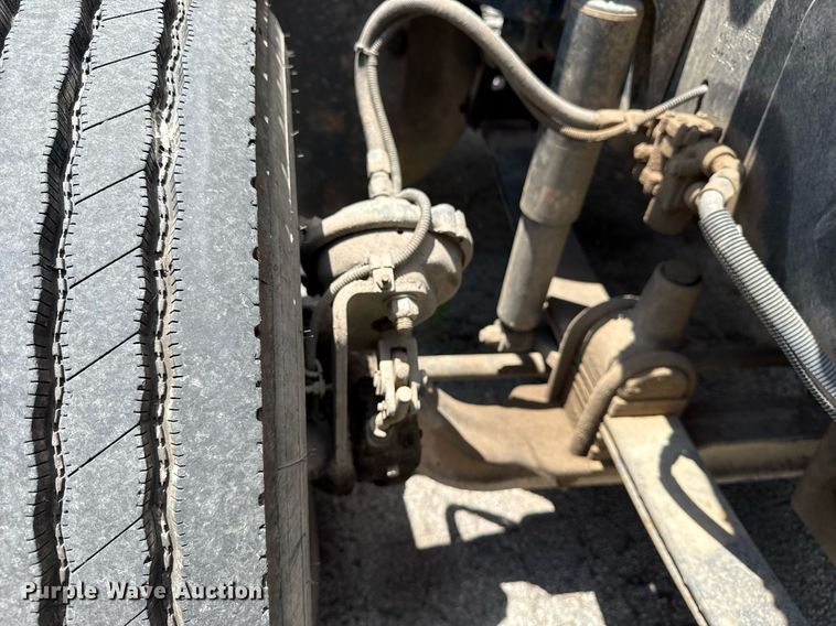 image for item DS3766 1997 Freightliner FLD120 semi truck