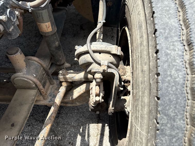 image for item DS3766 1997 Freightliner FLD120 semi truck