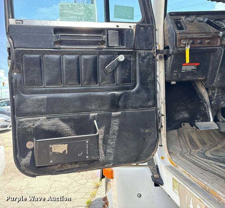 image for item DS3766 1997 Freightliner FLD120 semi truck