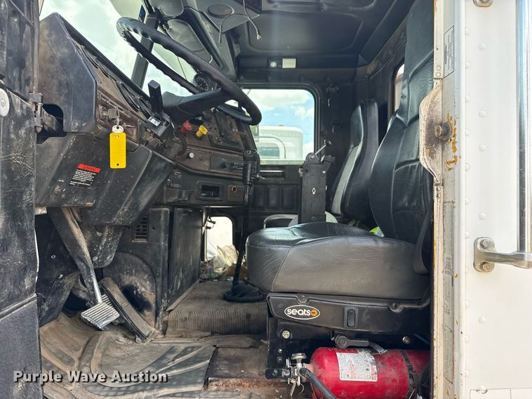 image for item DS3766 1997 Freightliner FLD120 semi truck