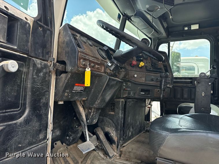 image for item DS3766 1997 Freightliner FLD120 semi truck