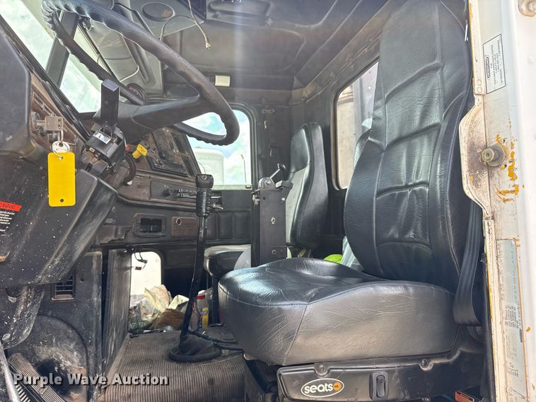 image for item DS3766 1997 Freightliner FLD120 semi truck