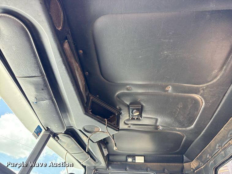 image for item DS3766 1997 Freightliner FLD120 semi truck