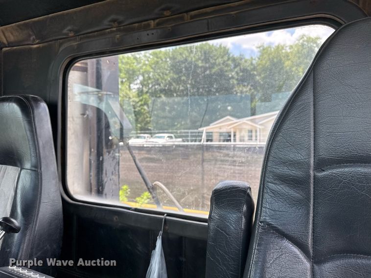 image for item DS3766 1997 Freightliner FLD120 semi truck