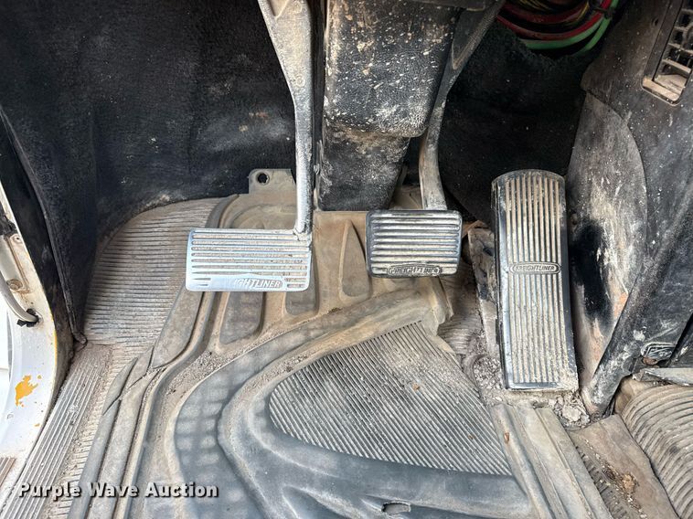 image for item DS3766 1997 Freightliner FLD120 semi truck