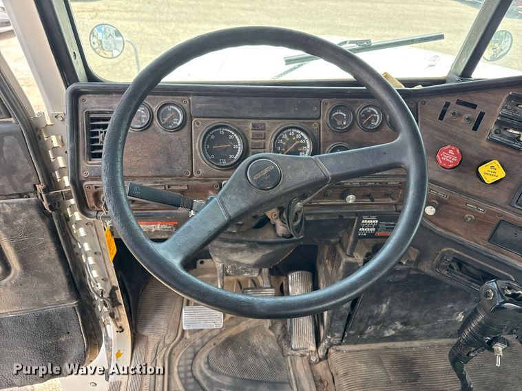 image for item DS3766 1997 Freightliner FLD120 semi truck