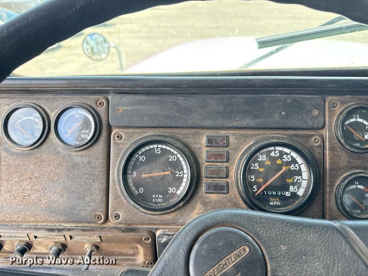 image for item DS3766 1997 Freightliner FLD120 semi truck