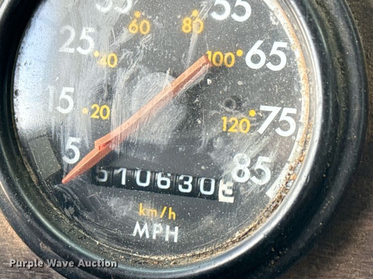 image for item DS3766 1997 Freightliner FLD120 semi truck