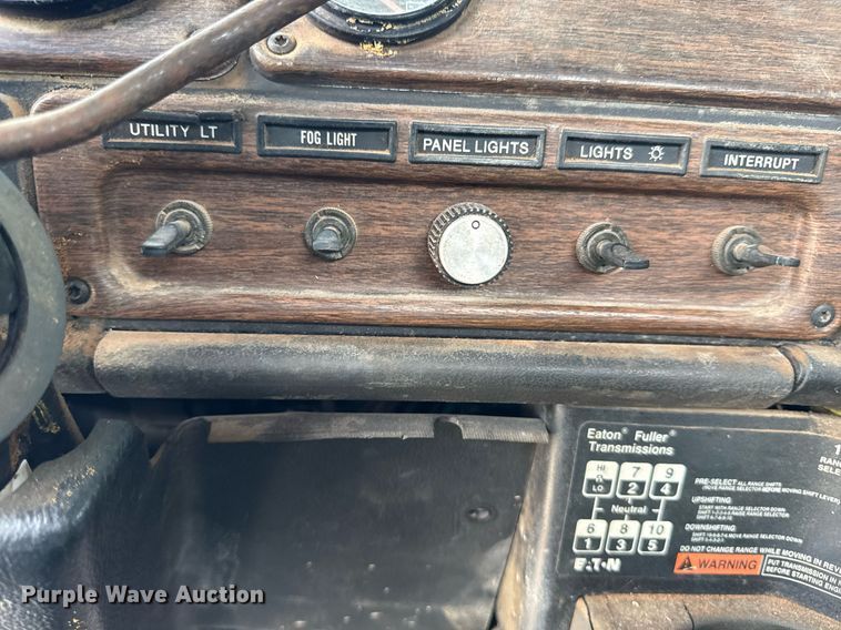 image for item DS3766 1997 Freightliner FLD120 semi truck