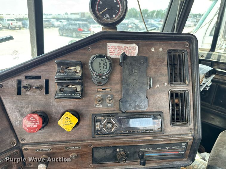 image for item DS3766 1997 Freightliner FLD120 semi truck