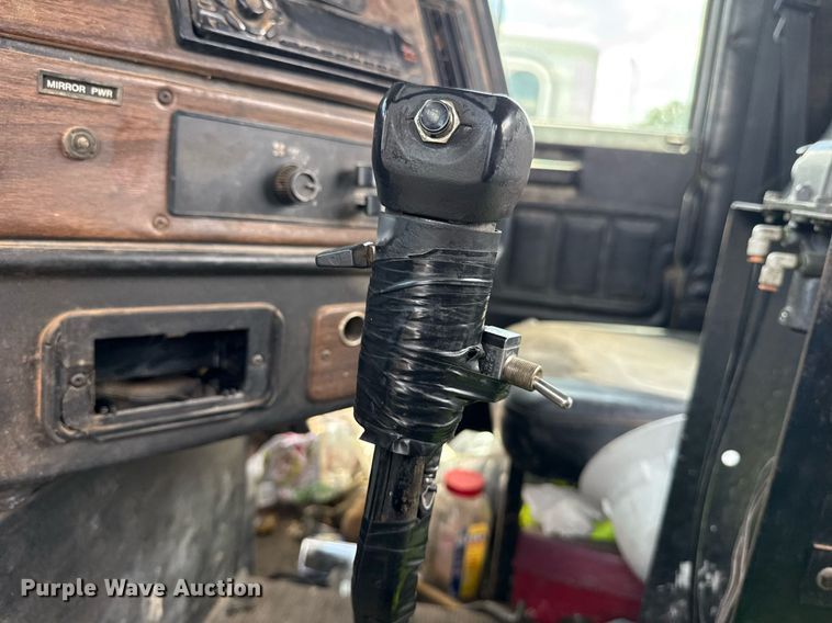 image for item DS3766 1997 Freightliner FLD120 semi truck